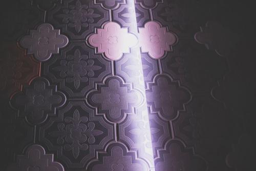 an image of a purple and white patterned wall at Pałac Brunów - Wellness & SPA in Lwówek Śląski