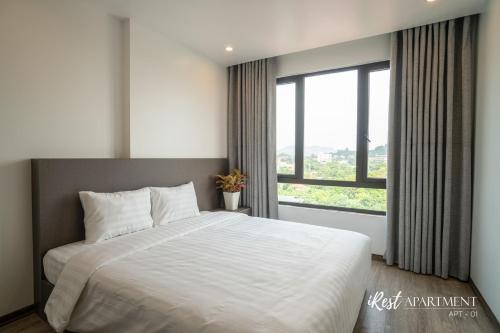 Giường trong phòng chung tại iRest Apartment Vinh Yen
