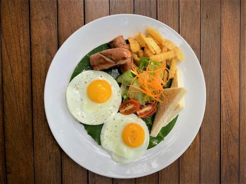 Membalong阿鲁达鲁私人度假村的鸡蛋和薯条的食品