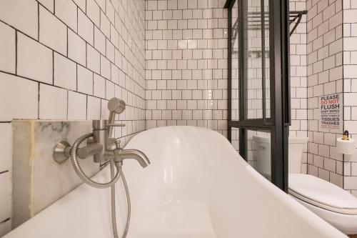 y baño con bañera y aseo. en Iron32 Hotel, en Chiang Mai