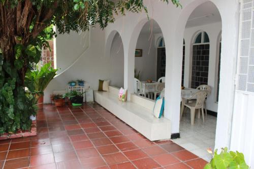 a courtyard with a table and chairs in a house at Aqui me quedo in Cartagena de Indias