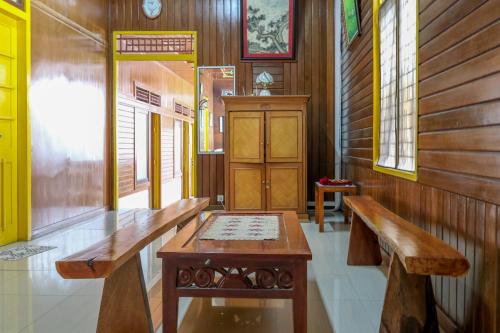 a room with a wooden bench in a building at Wisma Mutiara in Padang