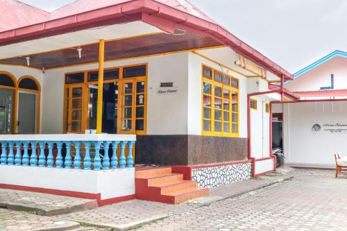 a small house with a red roof at Wisma Mutiara in Padang
