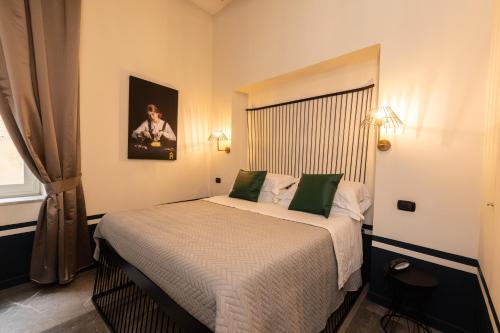 
a hotel room with a bed and two lamps at Il Salotto della Regina in Naples
