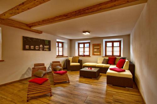Das Wetterstein في ايروالد: غرفة معيشة مع أريكة وكراسي