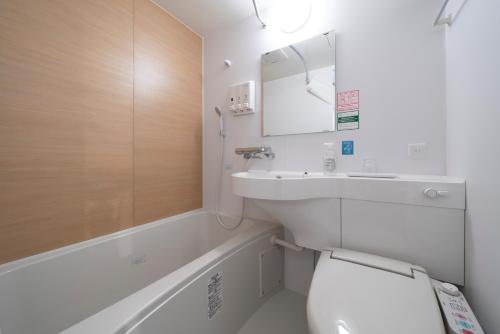 仙台的住宿－R&B Hotel Sendai Higashiguchi，白色的浴室设有水槽和卫生间。