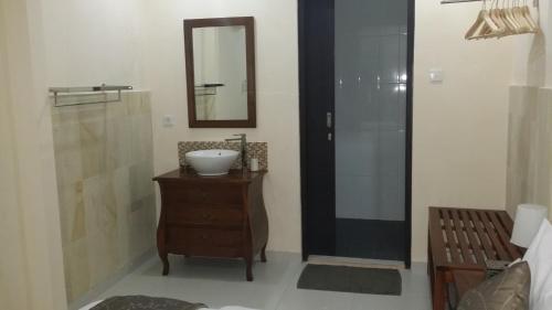 y baño con lavabo y espejo. en Villa Taluh, en Sanur