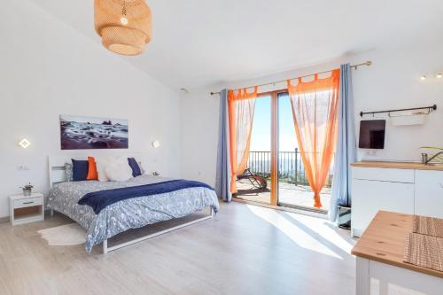 ein Schlafzimmer mit einem Bett und einem großen Fenster in der Unterkunft Estudio Verode in Arona
