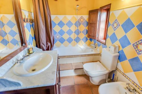 un bagno con lavandino, WC e vasca di La casita del Rincón ad Arona