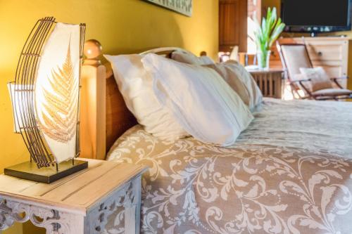 1 dormitorio con 1 cama con lámpara en una mesa en La casita del Rincón en Arona