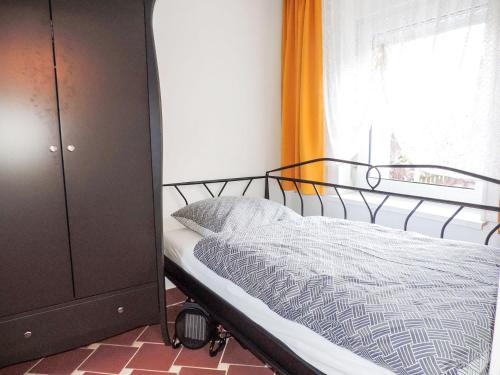 a bedroom with a bed and a dresser and a window at Stilvolles Ferienhaus Artdeco in Wernigerode