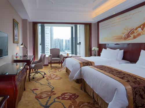 um quarto de hotel com duas camas e uma grande janela em Vienna International Hotel (Zhuzhou liyu store) em Zhuzhou