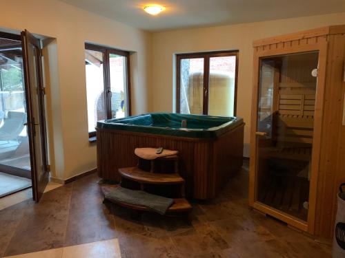 Habitación con mesa de billar y taburete en Pensiunea Colț din Rai, en Tău Bistra