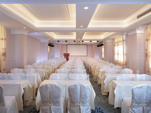 Vienna Hotel (Jieyang Longwei)にあるビジネスエリアまたは会議室