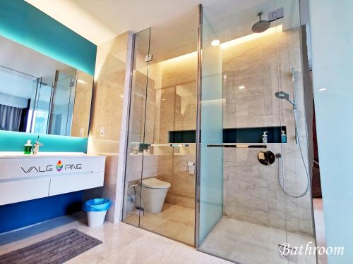 een badkamer met een glazen douche en een toilet bij Tropicana The Residences KLCC by Vale Pine in Kuala Lumpur
