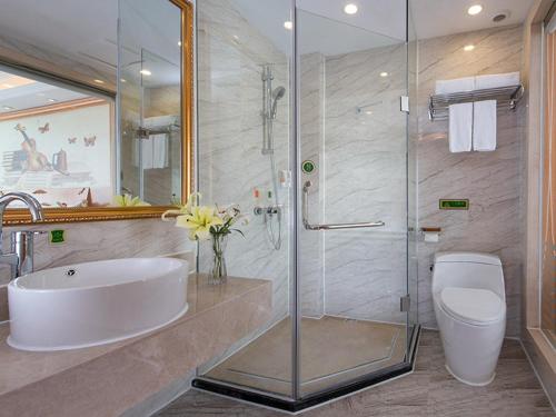 W łazience znajduje się prysznic, umywalka i toaleta. w obiekcie Vienna Hotel(Fuzhou Changle International Airport) w mieście Fuzhou