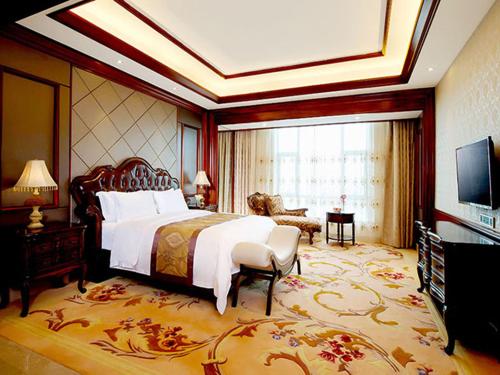 YangxiにあるVenus Royal Hot Spring Hotel Guangdong Yangxi Storeの大きなベッドルーム(大型ベッド1台、テレビ付)