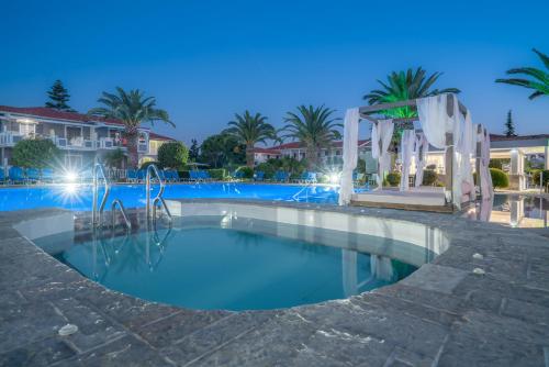 Bazén v ubytování Golden Sun Hotel nebo v jeho okolí