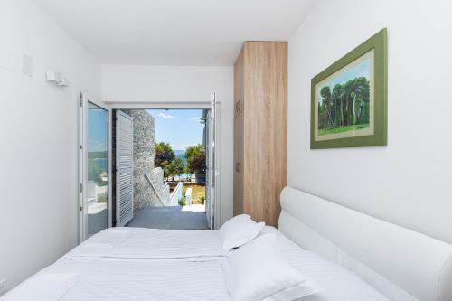 Posteľ alebo postele v izbe v ubytovaní Luxury villa Punat with pool with sea view , 50m from the beach