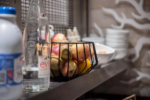 a basket of fruit sitting on top of a counter at Kyriad Saint-Malo Dinard in La Richardais