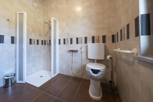 La salle de bains est pourvue d'une douche et de toilettes. dans l'établissement Agriturismo La Biòca, à Serralunga d'Alba