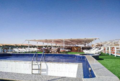 Bazén v ubytování King Tut I Nile Cruise - Every Monday 4 Nights from Luxor - Every Friday 7 Nights from Aswan nebo v jeho okolí