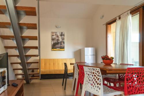 a kitchen and dining room with a table and chairs at Case Fiorite in Riola Sardo