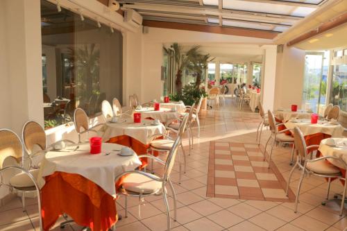 Un restaurante u otro lugar para comer en Hotel Record