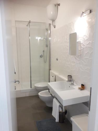ローマにあるResidence Europa - Licia Apartmentのバスルーム(洗面台、トイレ、シャワー付)