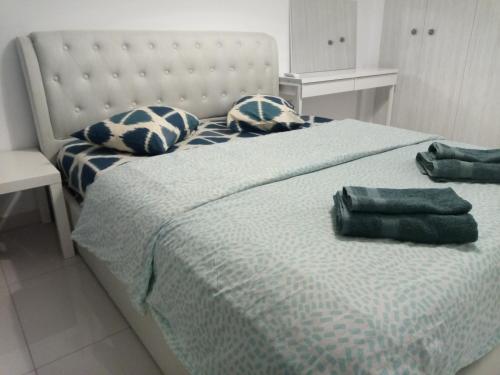 アテネにあるNew Apartment near metro Larissis in the centre of Athensのベッド(青と白のシーツ、枕付)