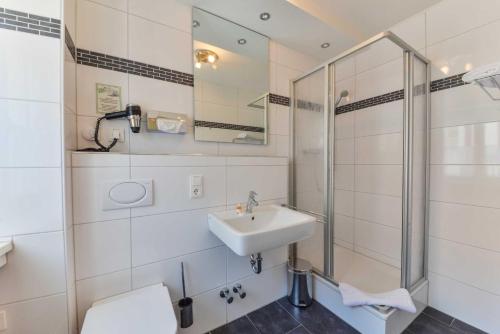 Kylpyhuone majoituspaikassa Hotel Kirchhainer Hof