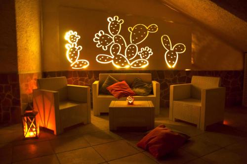una stanza con divani e sedie e un cartello con cactus di Torre Chianca GMA Tourism a Porto Cesareo