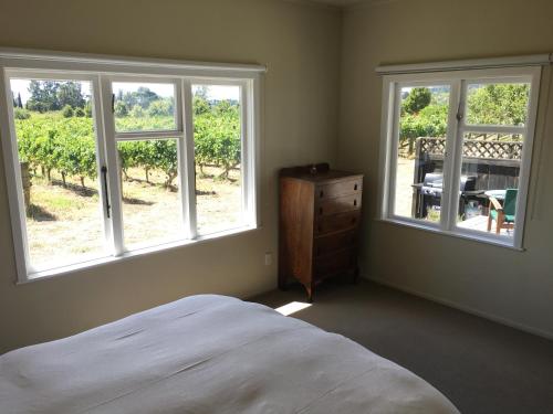 Ένα ή περισσότερα κρεβάτια σε δωμάτιο στο Tuki Vineyard Cottage