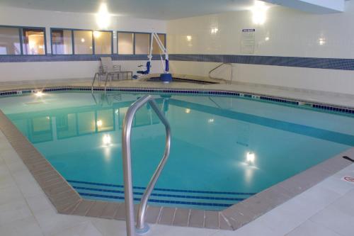 a large swimming pool in a building at Holiday Inn Express Hotel & Suites-St. Paul by IHG in Vadnais Heights