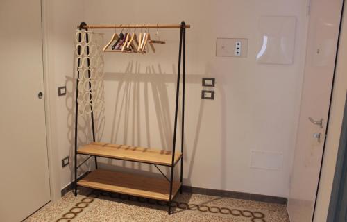 cabina de ducha con banco de madera en una habitación en CAMERA GIGLIA en Manarola