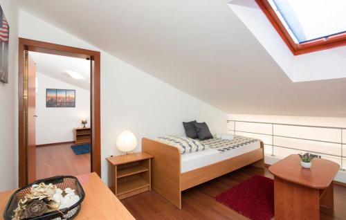 ein Schlafzimmer mit einem Bett und einem Tisch in der Unterkunft Oliva Holiday Apartment in Banjole
