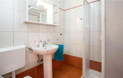 ein Badezimmer mit Waschbecken und Dusche in der Unterkunft Oliva Holiday Apartment in Banjole