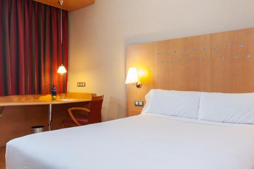 a hotel room with a bed and a desk at Hotel SB Express Madrid Norte in San Sebastián de los Reyes