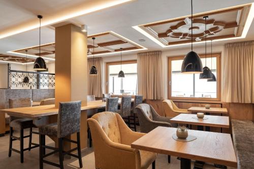 Majoituspaikan Hotel Lechner baari tai lounge-tila