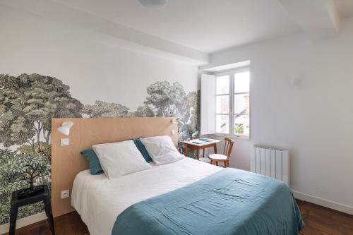 een slaapkamer met een groot bed en een raam bij 2 Montfort in Rennes