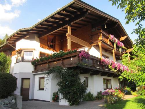 una casa con un balcón con flores. en Ferienwohnung Lavendel, en Ellmau