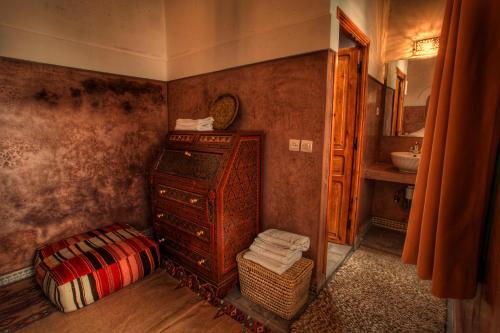1 dormitorio con vestidor y lavamanos en una habitación en Riad 111 & Spa, en Marrakech