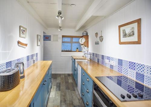 Kuchyň nebo kuchyňský kout v ubytování Host & Stay - Gull's Haven Cottage