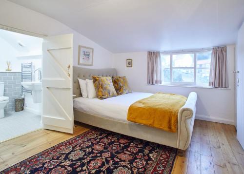 Postel nebo postele na pokoji v ubytování Host & Stay - Gull's Haven Cottage