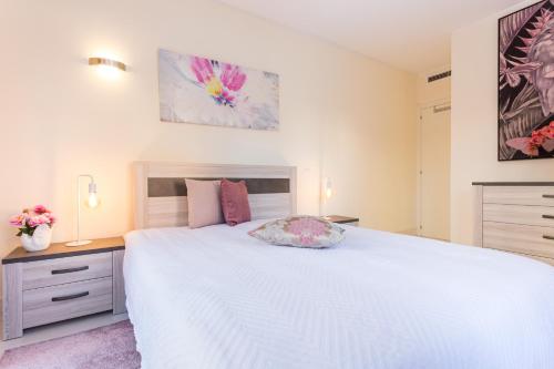1 dormitorio con 1 cama blanca grande y 2 vestidores en MUSSULO BEACH APARTMENT litoralmar, en Portimão