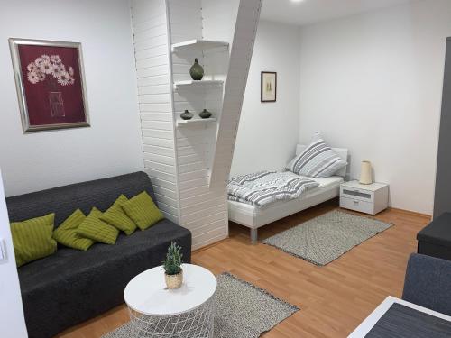 sala de estar con sofá y mesa en Appartement Höhscheid en Solingen