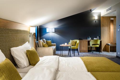 a hotel room with a bed and a living room at Sezony. Restauracja i Hotel in Kostrzyn