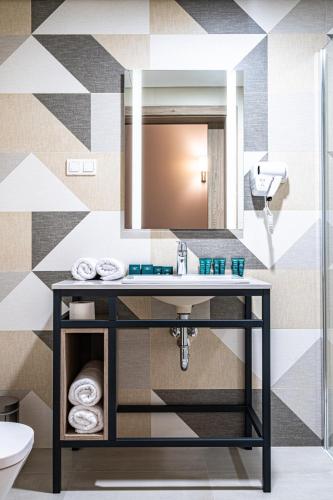 a bathroom with a sink and a mirror at Sezony. Restauracja i Hotel in Kostrzyn