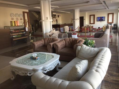 een woonkamer met banken en een salontafel bij Silent Room 2 By Quiet Rooms in Riyad
