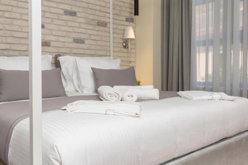 Ένα ή περισσότερα κρεβάτια σε δωμάτιο στο SUITES@SYNGROU-FIX